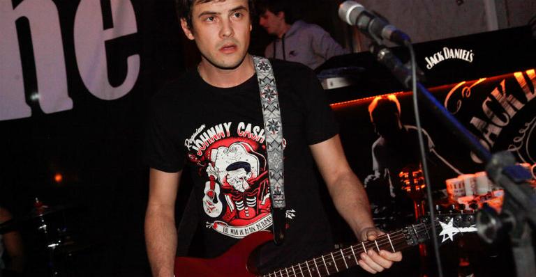 Nada de Candinho! Sérgio Guizé lidera sua banda de rock em show na capital paulista