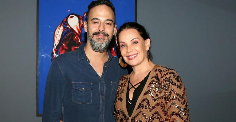 Carolina Ferraz prestigia o eleito, Marcelo Marins, em exposição