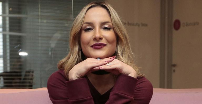 Claudia Leitte festeja o dia do batom em evento