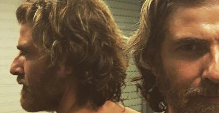 Reynaldo Gianecchini posa seduzindo sem camisa: ‘Frente e verso’
