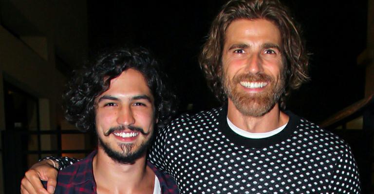Reynaldo Gianecchini e Gabriel Leone prestigiam peça em São Paulo