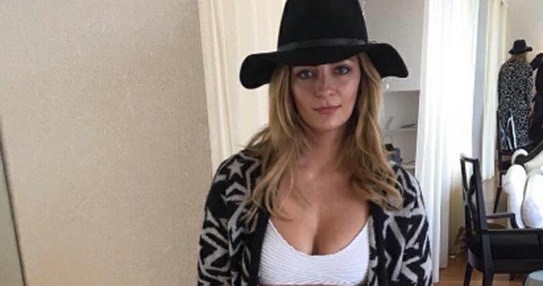 Mischa Barton mostra foto de biquíni e impressiona fãs