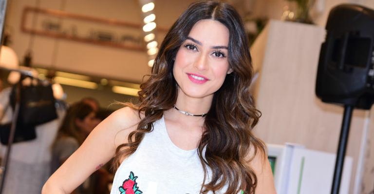 Estilosa, Thaila Ayala rouba a cena em evento fashion na capital paulista