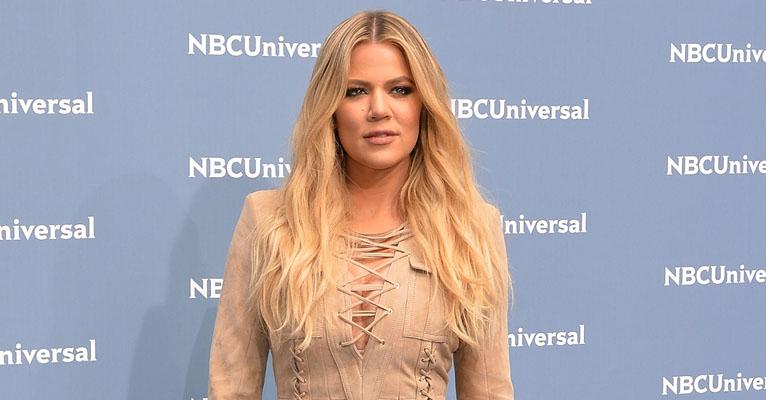 Khloe Kardashian remove tatuagem em homenagem ao pai
