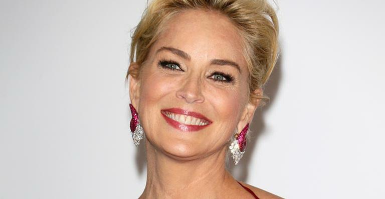 Aos 58 anos, Sharon Stone exibe corpaço em foto só de biquíni