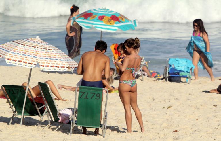 Deborah Secco curte a tarde com a família na praia