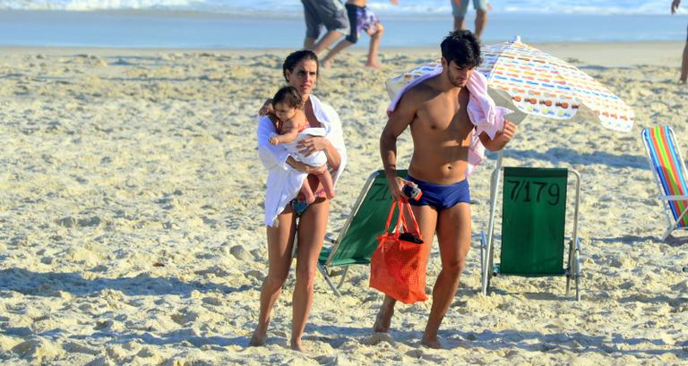 Deborah Secco curte a tarde com a família na praia