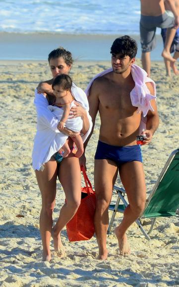 Deborah Secco curte a tarde com a família na praia
