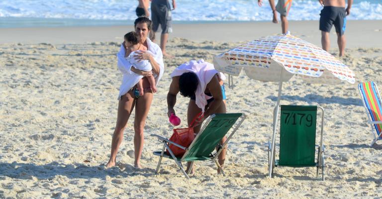 Deborah Secco curte a tarde com a família na praia