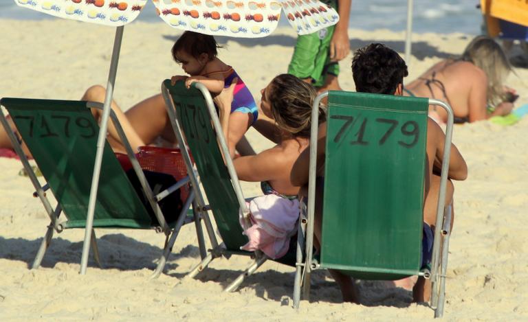Deborah Secco curte a tarde com a família na praia