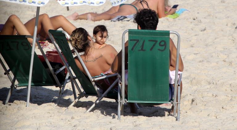 Deborah Secco curte a tarde com a família na praia