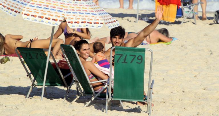 Deborah Secco curte a tarde com a família na praia