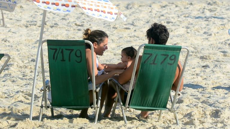 Deborah Secco curte a tarde com a família na praia