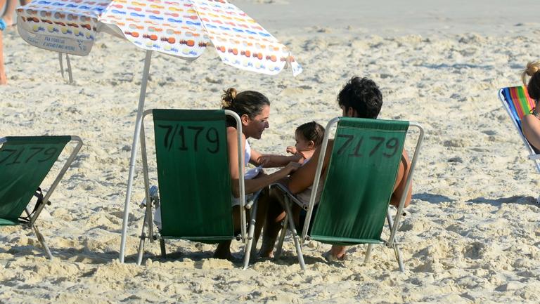 Deborah Secco curte a tarde com a família na praia
