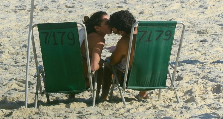 Deborah Secco curte a tarde com a família na praia
