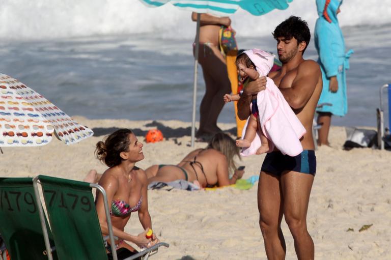 Deborah Secco curte a tarde com a família na praia