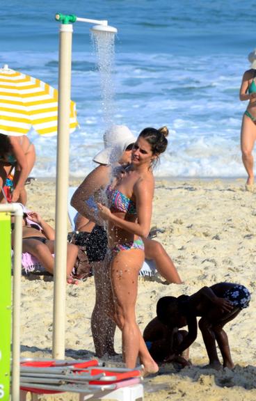 Deborah Secco curte a tarde com a família na praia