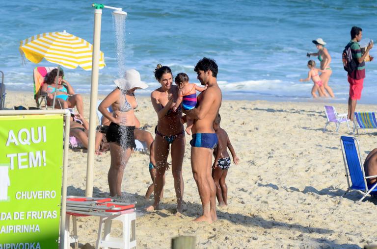 Deborah Secco curte a tarde com a família na praia