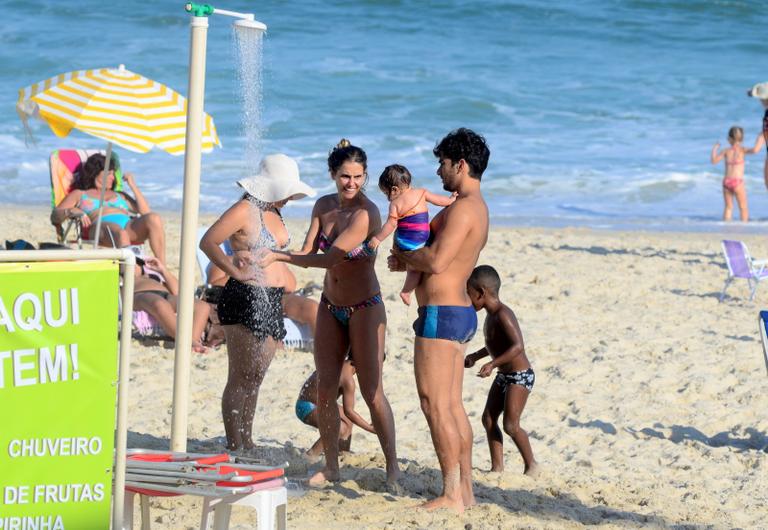 Deborah Secco curte a tarde com a família na praia