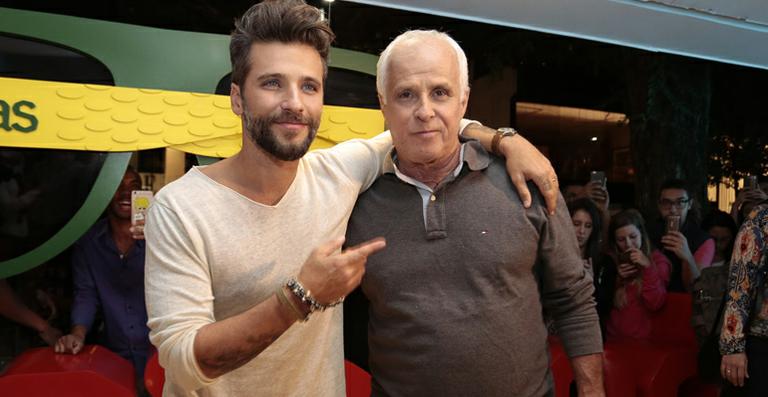 Bruno Gagliasso participa de evento com seu pai, Paulo César Marques