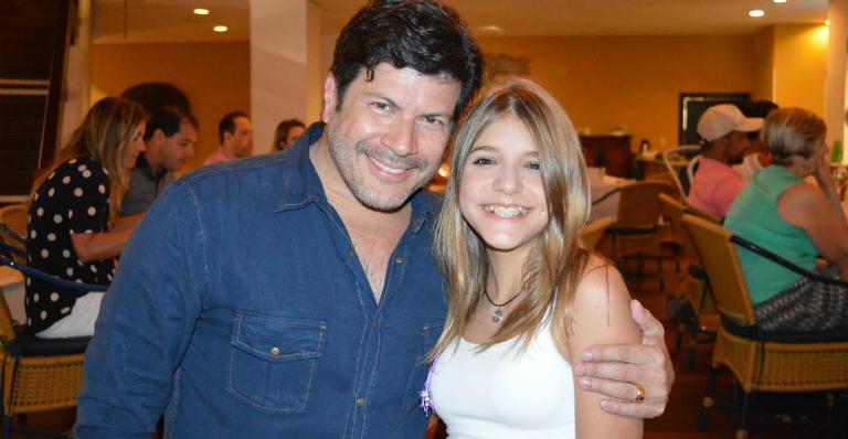Giulia Nassa tieta Paulo Ricardo em evento fashion na Bahia