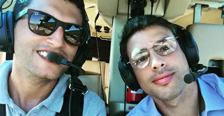 De óculos, Cauã Reymond grava minissérie em helicóptero