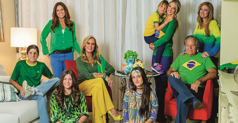Helô Pinheiro e família na torcida pelo Brasil