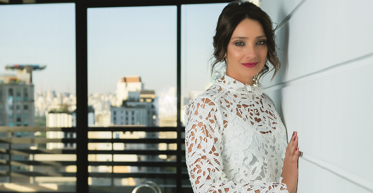 Sabrina Parlatore comemora um ano do fim da quimioterapia e mostra antes e depois