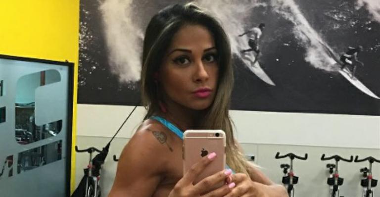 Mayra Cardi posa de camisa branca na cama, quase mostra demais e leva fãs ao delírio