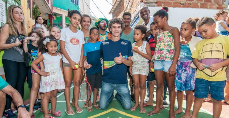 Gustavo Kuerten  participa de ação do bem na comunidade do Santa Marta, no RJ