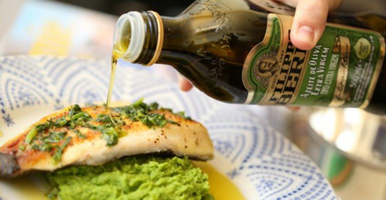 Receita de Truta no azeite de ervas com purê de ervilha da chef Lu Zaidan