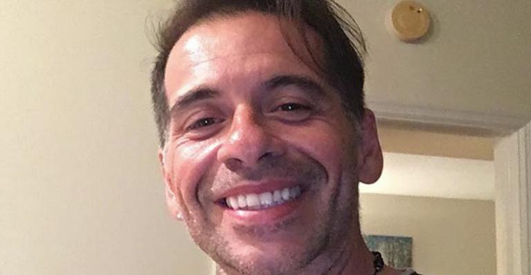 Leandro Hassum posa em foto de corpo inteiro e mostra braços musculosos