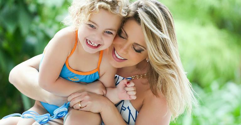 Filha de Sheila Mello e Xuxa vira nadadora em ensaio especial de Dia dos Pais
