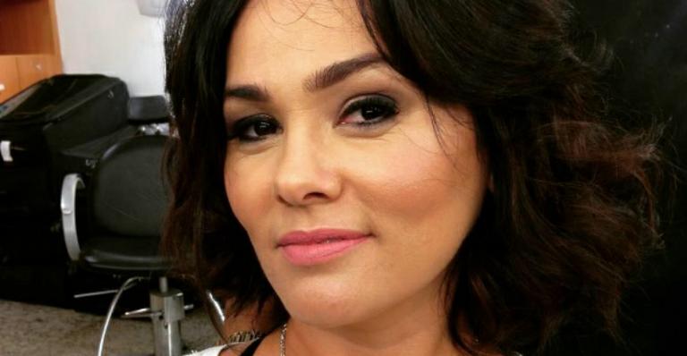 Aos 38, Susana Alves posa de cara lavada ao lado do filho recém-nascido