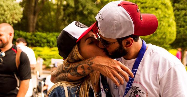 Gusttavo Lima e Andressa Suita  trocam beijos em viagem romântica a Orlando