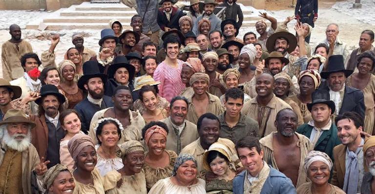 Mateus Solano posa com elenco de apoio de ‘Liberdade, Liberdade’: “Agradeço a cada figurante”