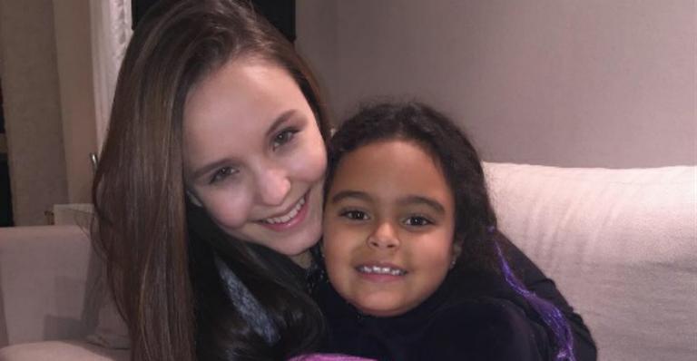 Larissa Manoela se diverte com filha de Luciele di Camargo e Denilson