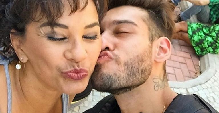 Solange Couto revela preocupação com Lucas Lucco: ‘Ele fica muito sozinho’