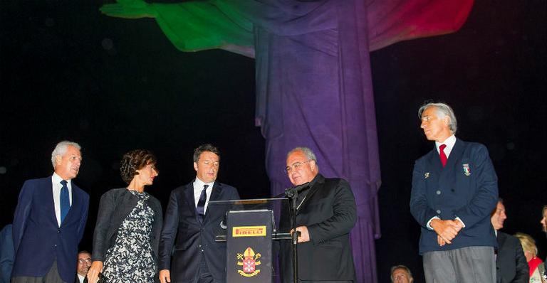 Pirelli presta homenagem à Itália iluminando o Cristo Redentor com as cores da bandeira italiana