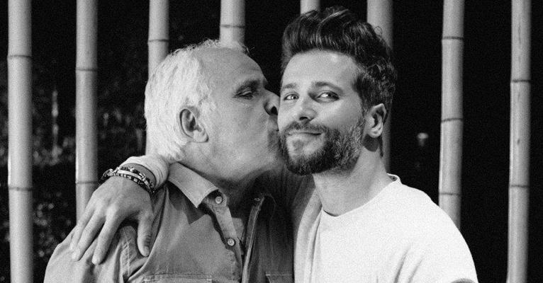 Bruno Gagliasso ganha um beijo de seu pai, Paulo César Marques, em nova campanha