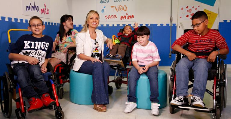 Eliana grava com as crianças atendidas pela AACD