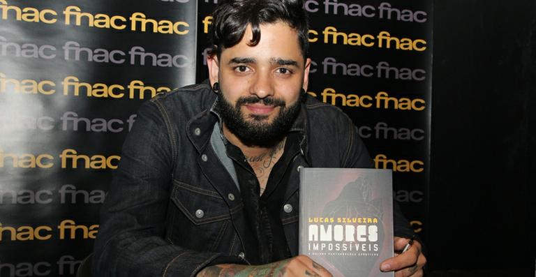 Lucas Silveira faz sessão de autógrafos de seu livro