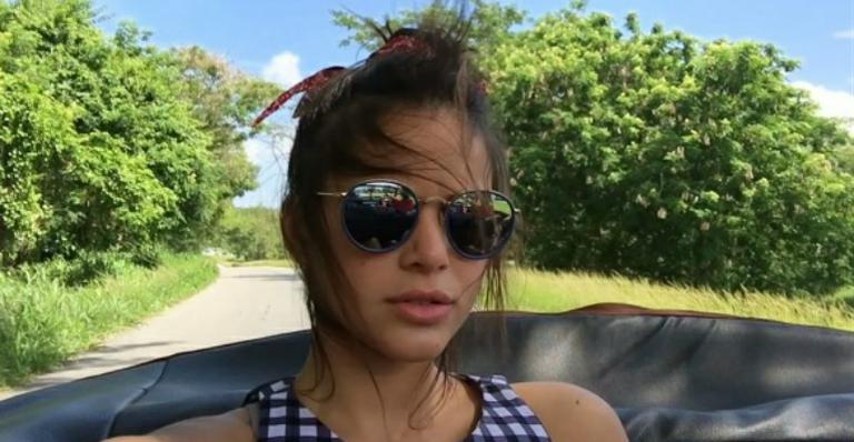 Bruna Marquezine posa deslumbrante de biquíni em cenário paradisíaco
