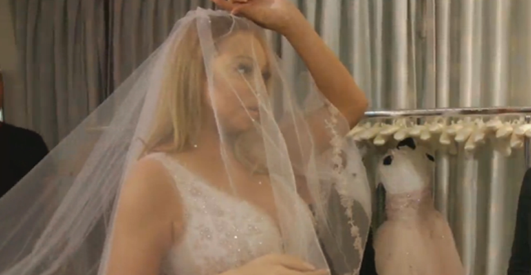 Mariah Carey experimenta vestido de noiva para casamento