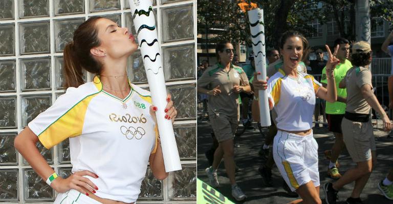 Alessandra Ambrosio conduz a tocha olímpica pelas ruas do Rio de Janeiro