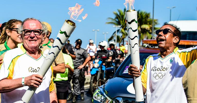 Washington Olivetto e Jorge Ben Jor se emocionam no revezamento da Tocha no Rio