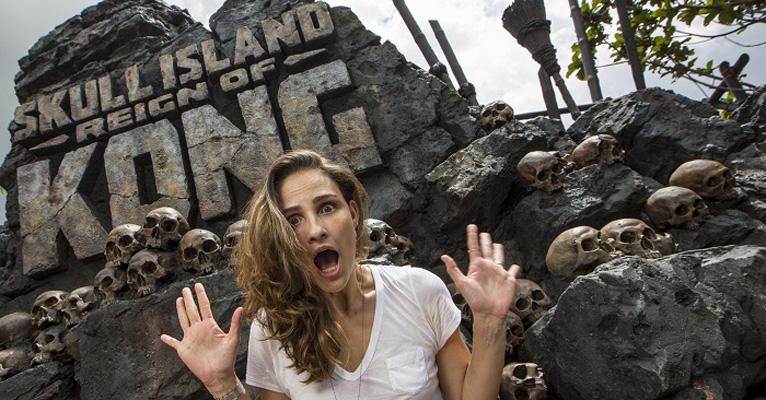 Em Orlando, Fernanda Tavares visita novo brinquedo da Universal
