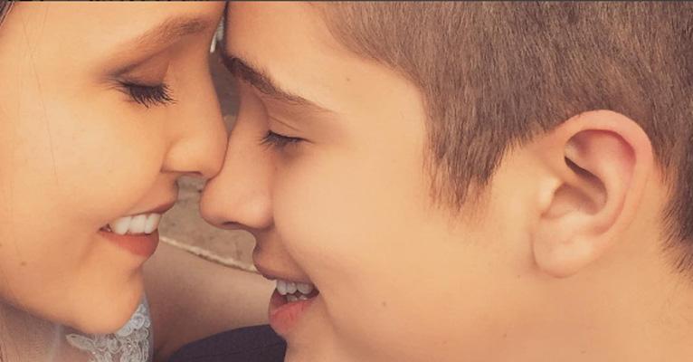 Larissa Manoela posta foto romântica com João Guilherme Ávila e se declara