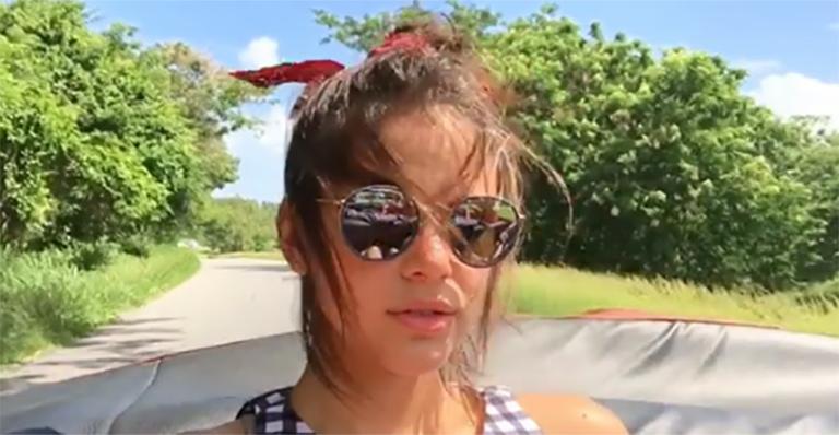 Bruna Marquezine faz pose sexy, posa só de biquíni e ganha elogio: ‘Que corpo!’