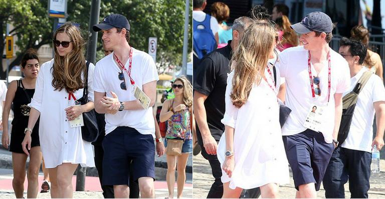 Com a esposa, Eddie Redmayne é flagrado pelas ruas de Copacabana